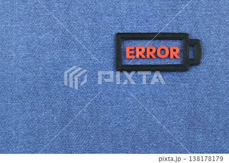 赤いERROR文字入り電池アイコン 赤いERROR文字入り電池アイコン 138178179