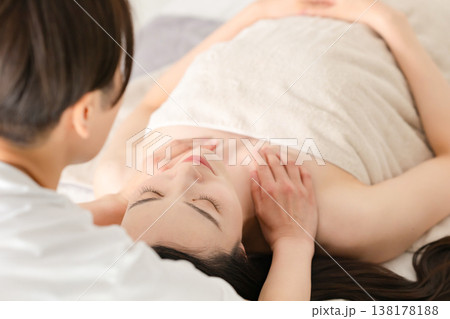 マッサージを受ける女性 138178188