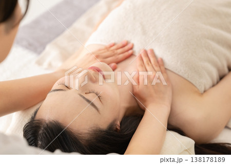 マッサージを受ける女性 138178189