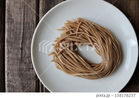 茹でる前のヘルシー玄米麺　グルテンフリー麺 138178237