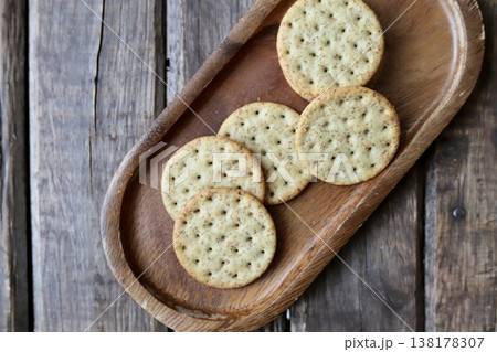 栄養豊富な小麦胚芽入りのクラッカー 138178307