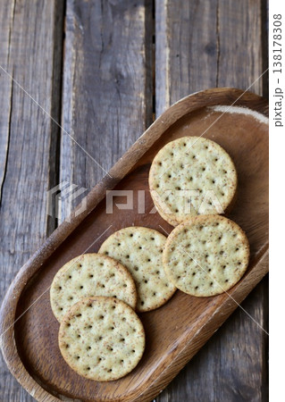 栄養豊富な小麦胚芽入りのクラッカー 138178308