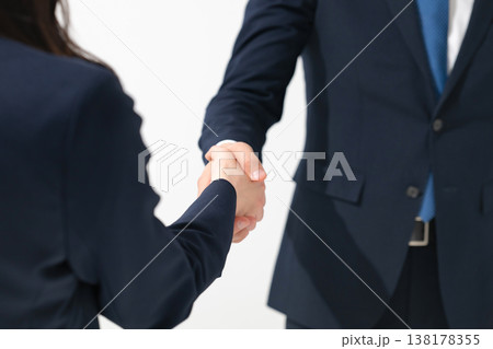 握手をするビジネスパーソン 握手をするビジネスパーソン 138178355