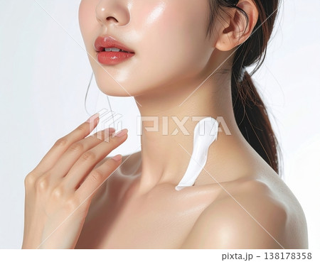 クリームで肌をお手入れする日本人女性　美容・日焼け止め・スキンケア 138178358