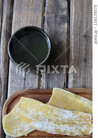 茨城産の平干し干し芋と温かい緑茶 138178378