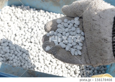 スイカ畑の元肥入れ 138178408