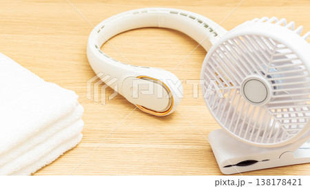 ポータブルファンとタオル ポータブルファンとタオル 138178421