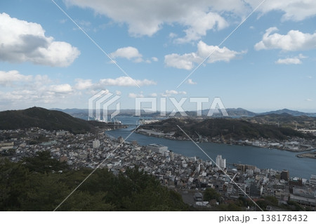 高台から望む橋と港町の広がる海沿いの風景 高台から望む橋と港町の広がる海沿いの風景 138178432