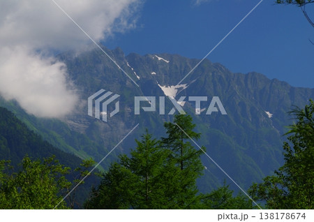 初夏の長野県松本市の上高地では、山には残雪が残る中で新緑がまぶししく感じます。 138178674