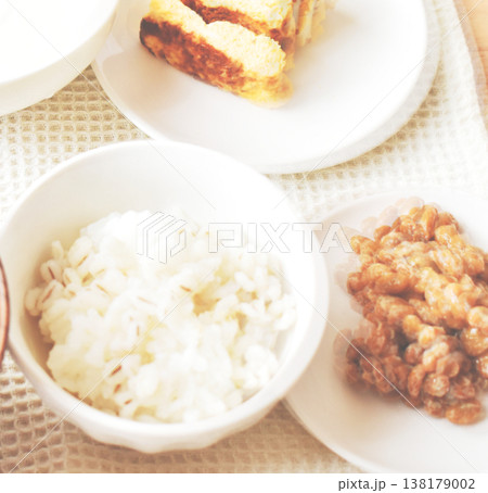 しっかり朝ごはん　　季節の変わり目で崩れやすい自律神経を整える 138179002