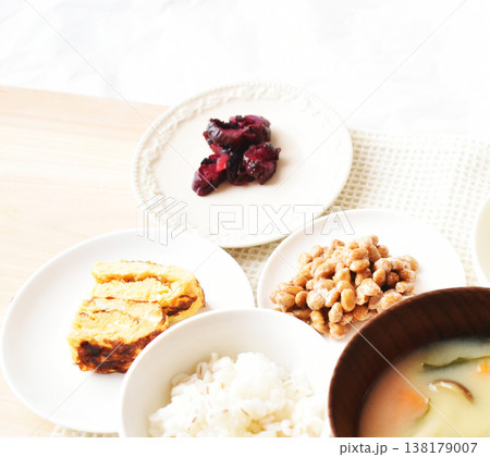 しっかり朝ごはん　　季節の変わり目で崩れやすい自律神経を整える 138179007