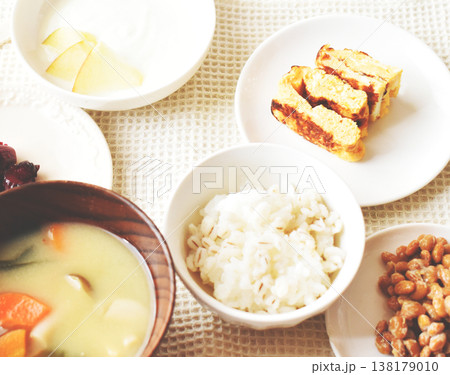 しっかり朝ごはん　　季節の変わり目で崩れやすい自律神経を整える 138179010