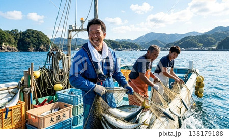 海の上で魚船に乗り漁をする漁師の男性 138179188