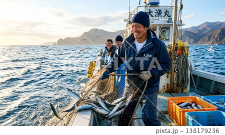 海の上で魚船に乗り漁をする漁師の男性 138179236
