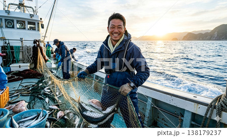 海の上で魚船に乗り漁をする漁師の男性 138179237