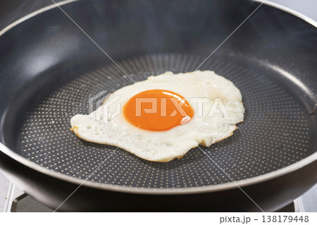 目玉焼き 目玉焼き 138179448
