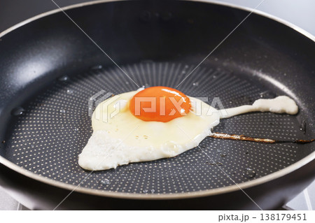 目玉焼き 138179451