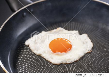 目玉焼き 138179458