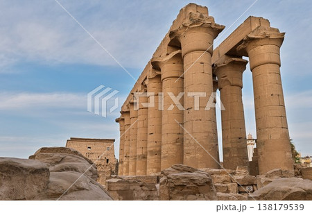 ドラマチックな空の下に並ぶルクソール神殿の石柱（エジプト・ルクソール） 138179539