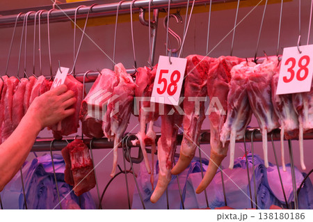 香港の市場の肉屋で売られる豚肉。牛肉や鶏肉より高級で高価。中国人は豚肉が大好きだ 香港の市場の肉屋で売られる豚肉。牛肉や鶏肉より高級で高価。中国人は豚肉が大好きだ 138180186