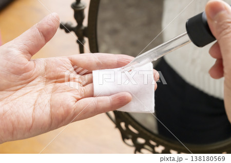 化粧する女性の手元 メイクする手元 化粧する女性の手元 メイクする手元 138180569