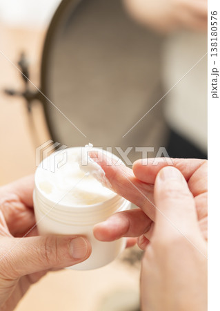 化粧する女性の手元 メイクする手元 化粧する女性の手元 メイクする手元 138180576