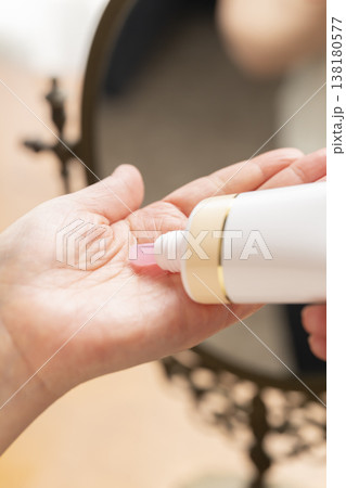 化粧する女性の手元 メイクする手元 化粧する女性の手元 メイクする手元 138180577