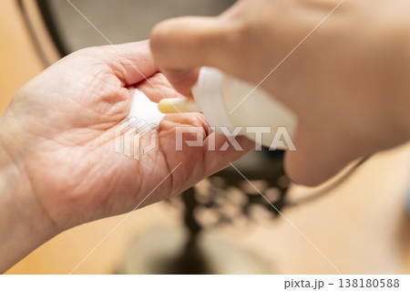 化粧する女性の手元 メイクする手元 化粧する女性の手元 メイクする手元 138180588