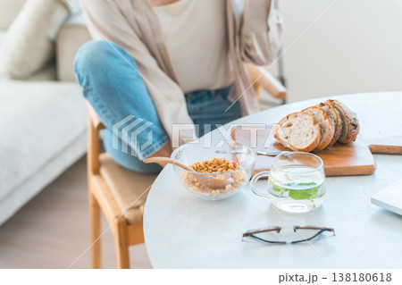 ダイニングテーブルで朝食をとる若いアジア人女性 ダイニングテーブルで朝食をとる若いアジア人女性 138180618