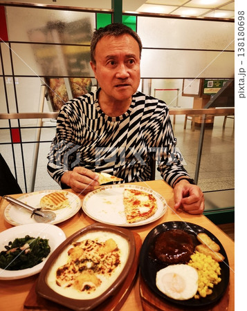 食欲旺盛な中年男性 138180698