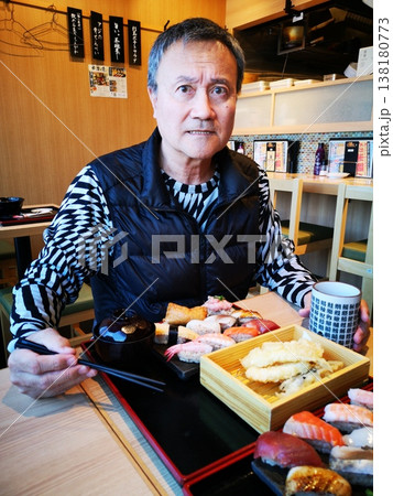 寿司、天ぷらセットを食べる壮年男性 138180773