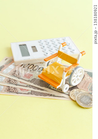 車いすとお金　介護費用や介護保険料のイメージ素材 138180921