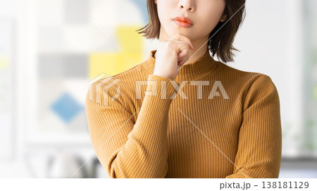 考えごとをする女性・ビジネスウーマン 138181129