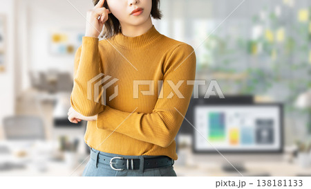 考えごとをする女性・ビジネスウーマン 138181133