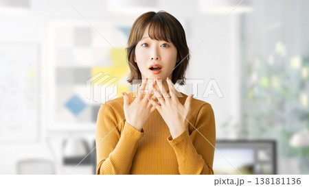 驚く女性・ビジネスウーマン 驚く女性・ビジネスウーマン 138181136