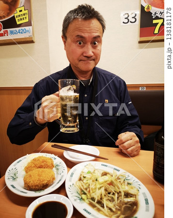 仕事の後のビールを楽しむ労働者 138181178