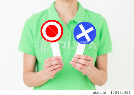 丸バツのプレートを持つミドル女性の介護福祉士 丸バツのプレートを持つミドル女性の介護福祉士 138181481