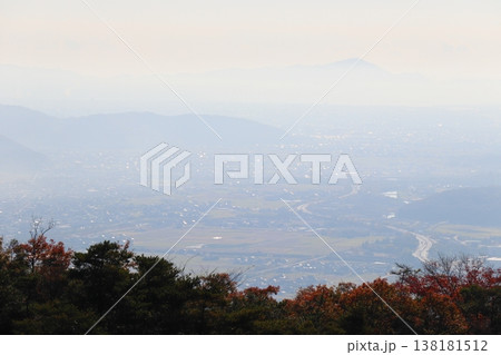 岡山県総社市　鬼ノ城　朝靄に包まれる総社の街 138181512