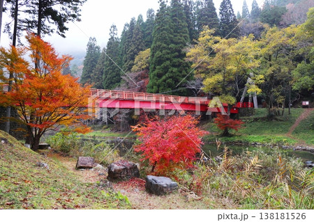 岡山県加賀郡吉備中央町　宇甘渓の赤橋 138181526