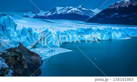 ペリトモレノ氷河の巨大な青い氷壁と圧倒的スケール ペリトモレノ氷河の巨大な青い氷壁と圧倒的スケール 138181803