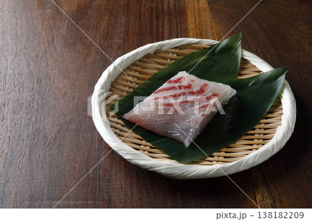 お刺身用天然真鯛の笊盛り 木目背景 お刺身用天然真鯛の笊盛り 木目背景 138182209