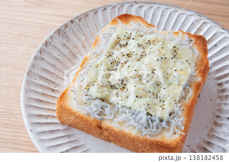 しらすチーズトースト 138182458