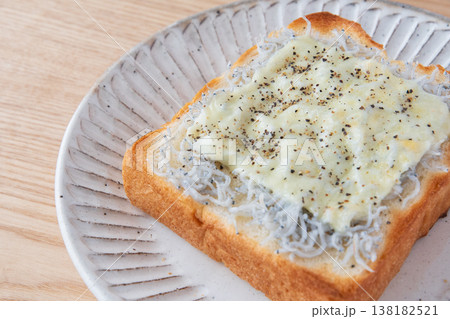 しらすチーズトースト しらすチーズトースト 138182521