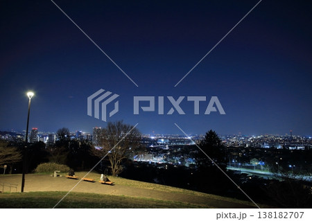 冬の高台、公園から見た夜景 138182707