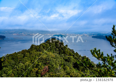 晩秋の江田島　クマン岳の登山道から見た朝の広島市街2　広島県江田島市 138182978