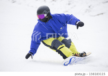 スノボでカービングをする若い女性 138183115