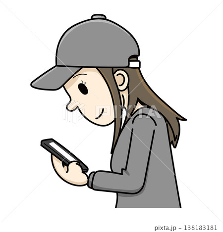 スマホを見る女性（手描き、半身） 138183181