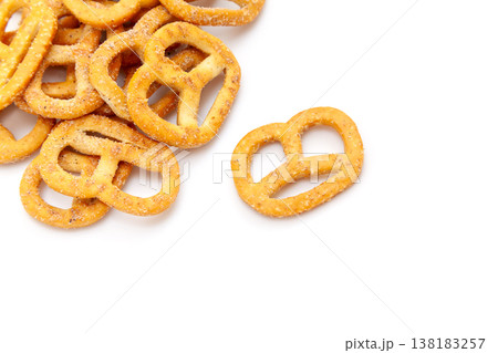 ペッパー風味のプレッツェル【白背景・切り抜き】 ペッパー風味のプレッツェル【白背景・切り抜き】 138183257