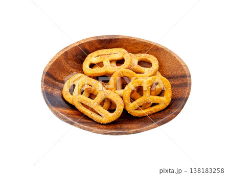 お皿に盛ったプレッツェル【白背景・切り抜き】 138183258