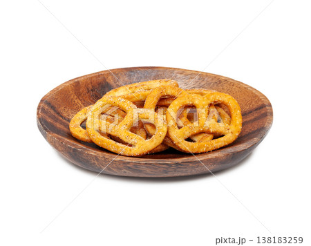 お皿に盛ったプレッツェル【白背景・切り抜き】 138183259